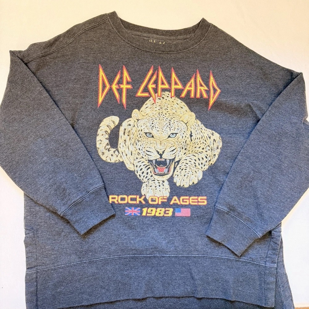 Def Leppard Rock of Ages 1983 Graphic Sweatshirt Gray Crewneck Size Medium